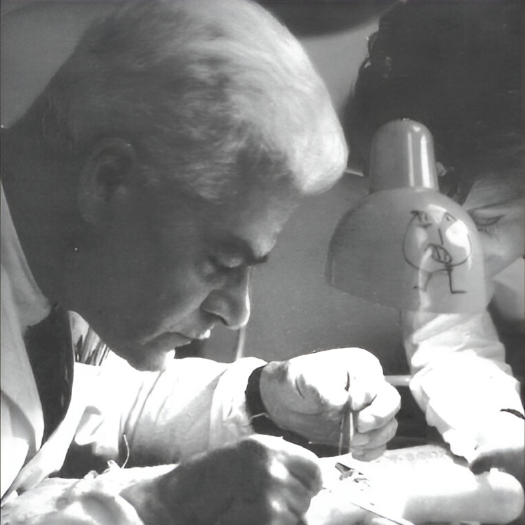 Il professor Luigi Di Bella nel suo laboratorio (1970) – Foto di Pubblico Dominio