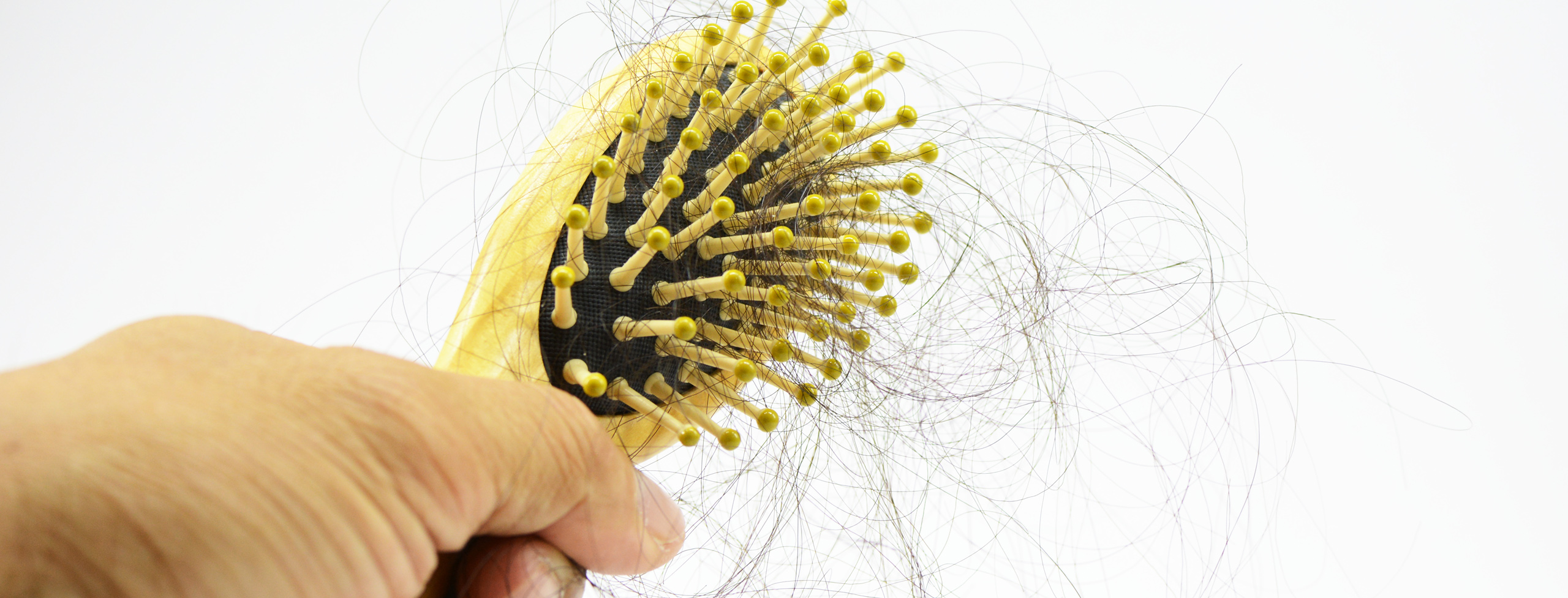 Rimedi contro la caduta dei capelli: analisi gratuita del capello con microcamera in farmacia a Bologna