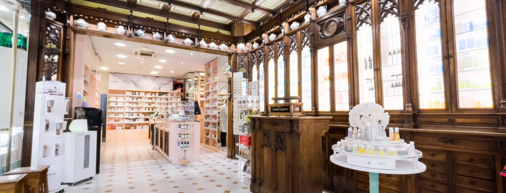 Interni Farmacia Bologna Piazza Maggiore - Antica Farmacia del Pavaglione